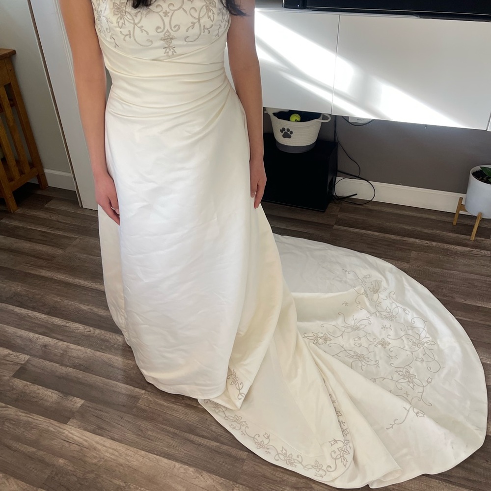 Elegant White Wedding Dress with Embroidery